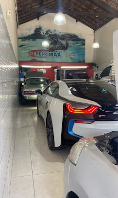 BMW i8 sendo atendido
